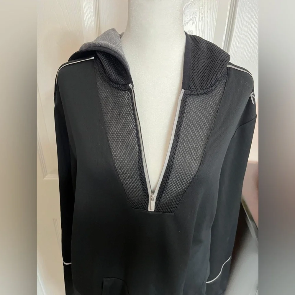 (T) Calvin Klein Black and white hoodie with mesh lining